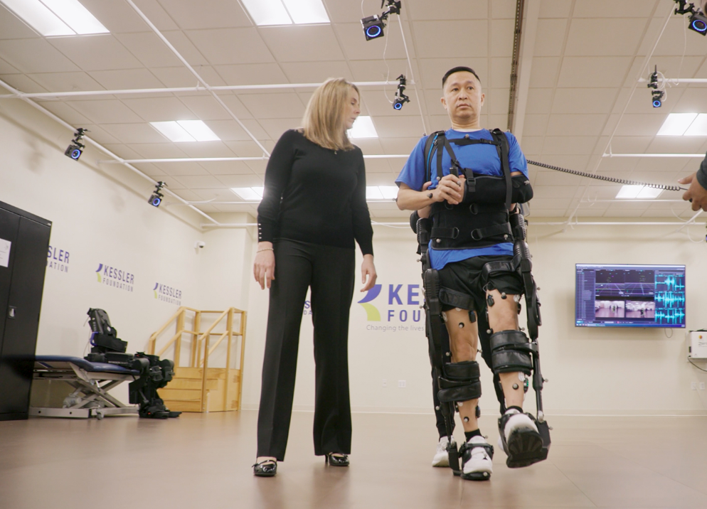 外骨骼机械人让行动障碍者直立行走，，，，，，，壹定发·虚拟动点OptiTrack助力人类突破能力界线